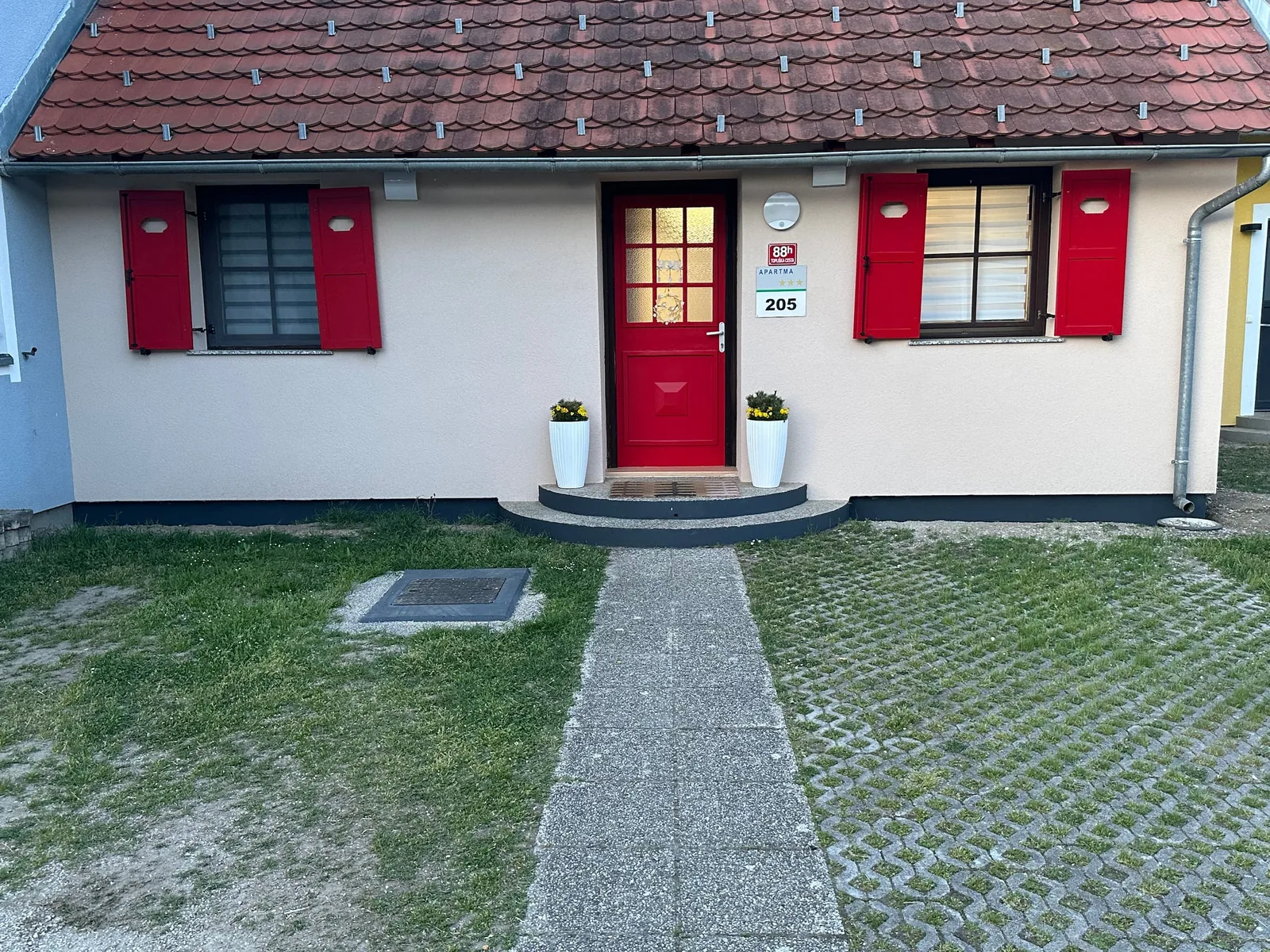 Vhod v hiško z lastnim parkirnim mestom