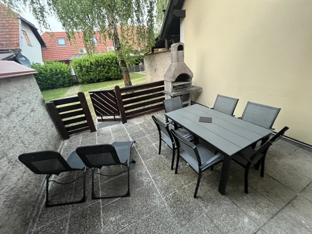 Terasa z jedilno mizo, ležalnikoma in žarom