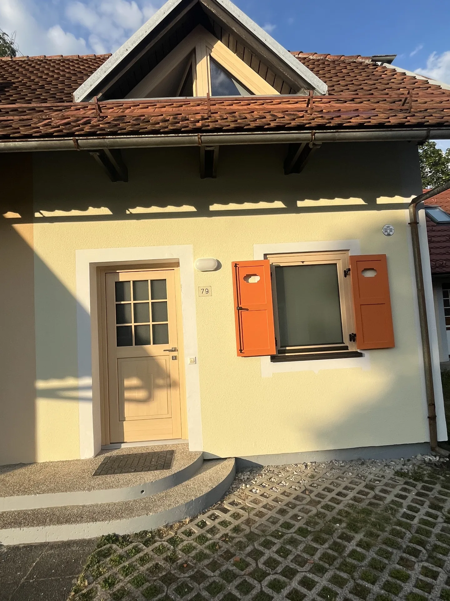 Vhod v hiško z oranžnimi polkni